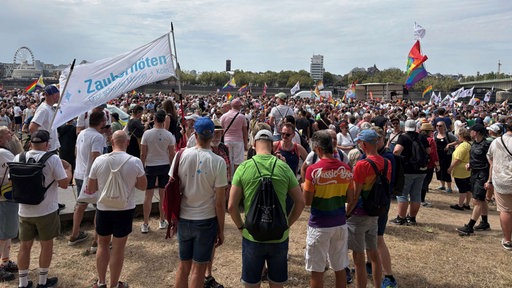 Menschen demonstrieren beim Queer March in Köln