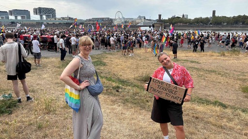 Zwei Menschen auf dem Queer March in Köln 