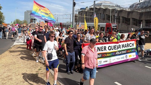 Menschen demonstrieren beim Queer March in Köln