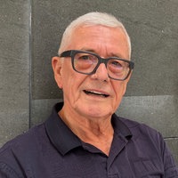 Rainer Diederichs sitzt in einem Kölner Café und schaut in die Kamera.