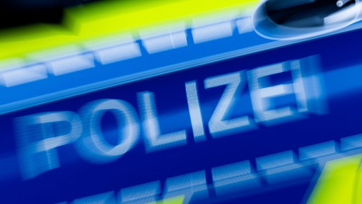 Der Schriftzug "Polizei" ist auf einem Einsatzfahrzeug zu sehen.