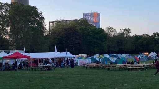 Ein Protestcamp gegen Rüstung beginnt im Kölner Grüngürtel
