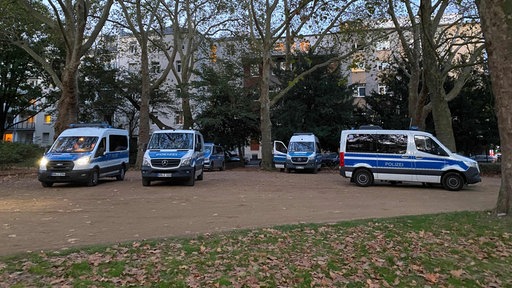 Die Polizei ist während des Protestcamps gegen Rüstung in Köln im Einsatz