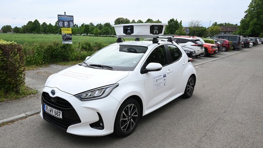 Ein Scan-Auto fährt in Baden-Württemberg auf einer Straße.