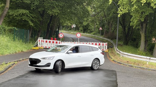 Die Brücke "Am Flachsrosterweg" ist gesperrt, ein Autofahrer dreht davor um.