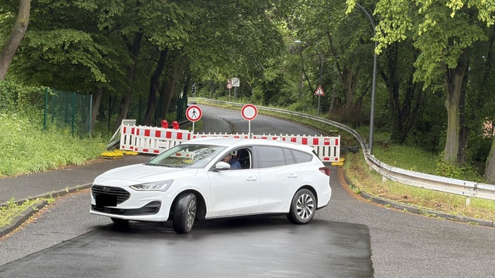 Die Brücke "Am Flachsrosterweg" ist gesperrt, ein Autofahrer dreht davor um.