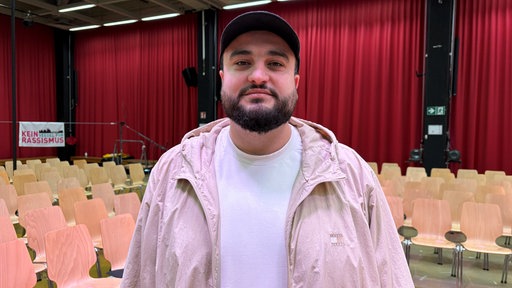 Rapper Big-O blickt in die Kamera.