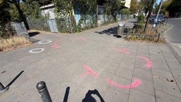 Rote Markierung auf einem  Fußweg