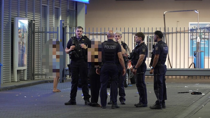 Schüsse in Köln: Polizisten auf einer Kölner Straße