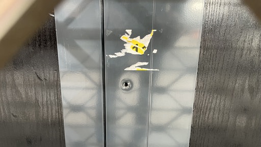 Ein Einschussloch in einer Wand