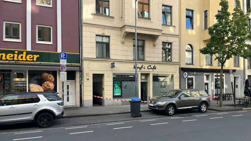 Einschusslöcher im Schaufester eines Kölner Cafés