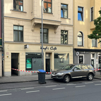 Einschusslöcher im Schaufester eines Kölner Cafés