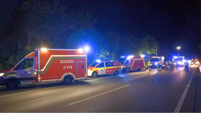 Mehrere Einsatzfahrzeuge mit Blaulicht auf der Autobahn bei Nacht.