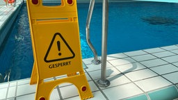 Schild mit Aufschrift "gesperrt" vor einem Schwimmbecken