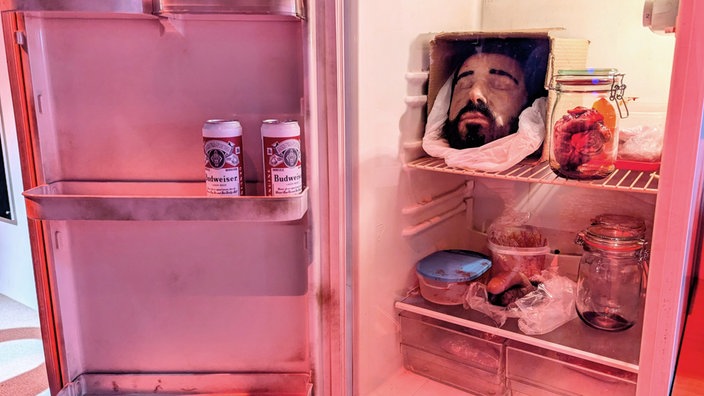 Ein abgetrennter Fake-Kopf liegt in einem Kühlschrank