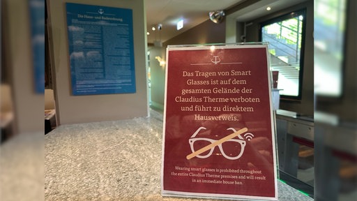 Zu sehen ist ein Verbotsschild für Smart Glasses, das in der Claudius Therme steht.