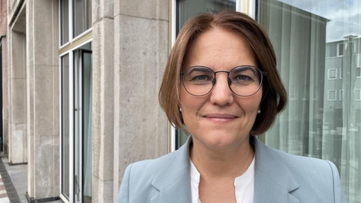 Kölns Stadtdirektorin Dörte Diemert vor dem Kölner Ratssaal. 