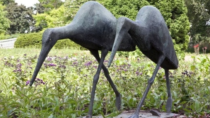 Zu sehen ist ein Bronze-Storchenpaar im Deutzer Rheinpark.