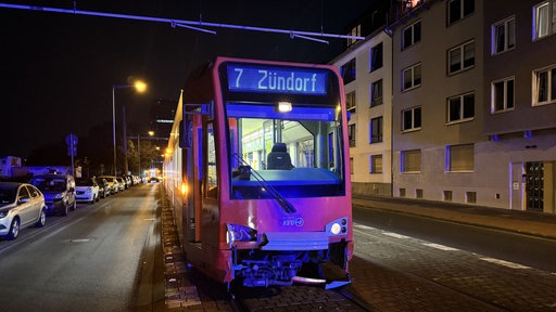 Sichtbare Schäden an der Straßenbahn nach dem Unfall 