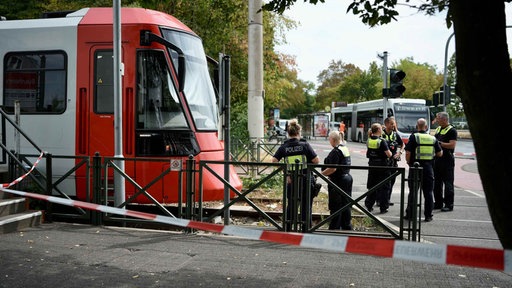 Eine Straßenbahn und Polizisten