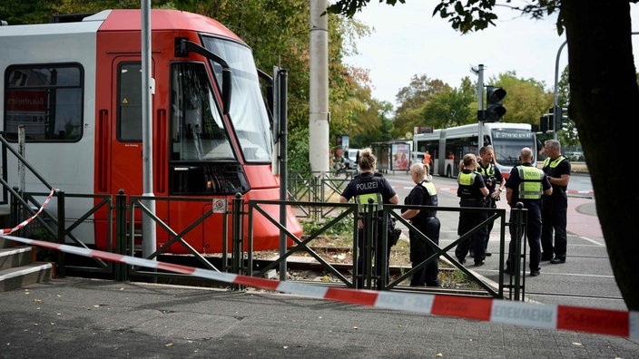 Eine Straßenbahn und Polizisten