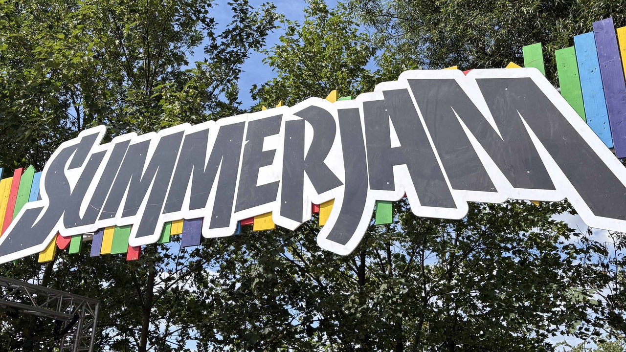 Schild mit Aufschrift "Summerjam"
