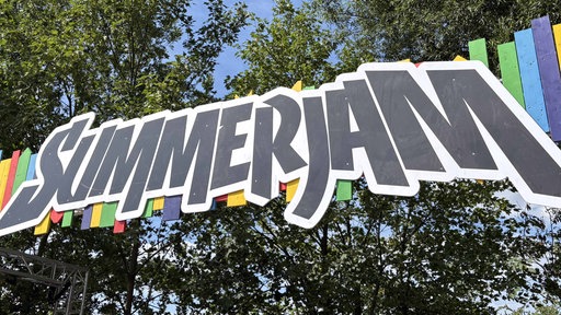 Schild mit Aufschrift "Summerjam"
