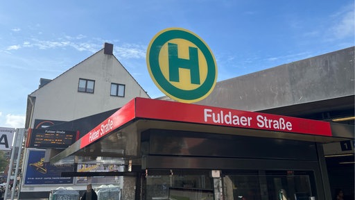 Das Bushaltestellen-Schild "Fuldaer Straße" in Köln-Höhenberg