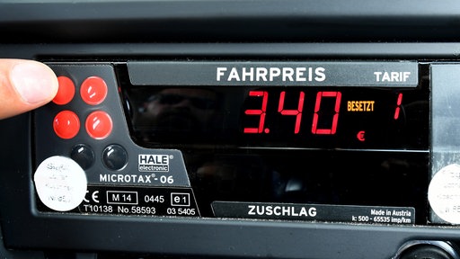 Zu sehen ist das Taxameter eines Taxis, das den Fahrpreis anzeigt.