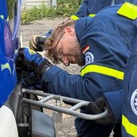 Michael Ciupke befestigt das Anschlagstück an einem Fahrzeug.