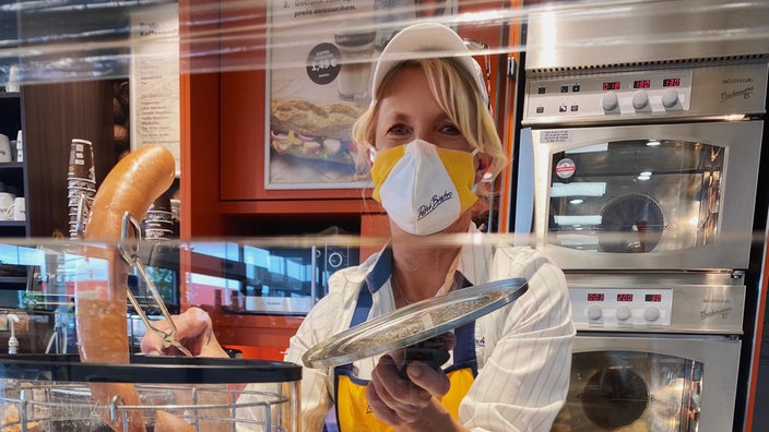 Katharina Schäfer bei der Arbeit in der Aral-Tankstelle
