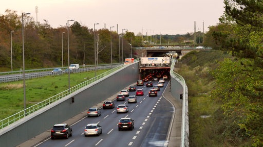 Autos fahren in den Kalker Tunnel hinein