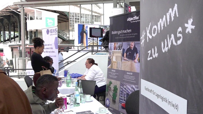 Ein Messestand auf einer Last-Minute-Ausbildungsmesse in Köln