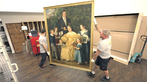Möbelpacker tragen ein riesiges Bild aus dem Wallraf-Richartz-Museum