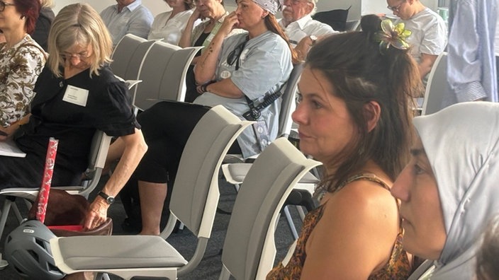Nina Stepuschin, Sozialarbeiterin und alleinerziehend, auf der Wohn(T)Räume-Konferenz der Stiftung Alltagsheldinnen