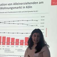 Derya Karadag, die Kölner Bürgermeisterin, erläutert Zahlen zu Alleinerziehenden auf dem Wohnungsmarkt vor einer Präsentation