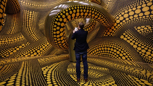 Ein Mann bei der Yayoi-Kusama-Ausstellung in Köln
