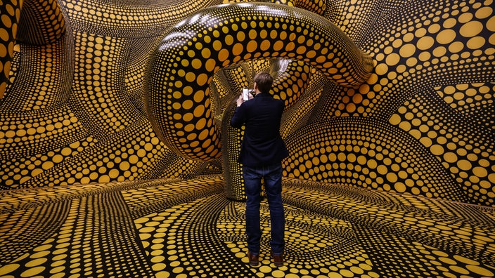 Ein Mann bei der Yayoi-Kusama-Ausstellung in Köln