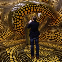 Ein Mann bei der Yayoi-Kusama-Ausstellung in Köln