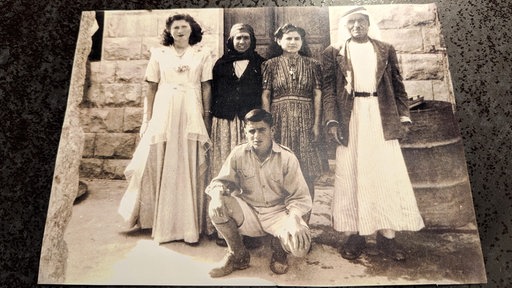 Vorne Mohamed Zarini, hockend, dahinter von links: Schwägerin Taman, Mutter Hasna, Schwester Fatima und Vater Yusuf.