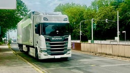 Lkw-Fahrer missachtet Verbot auf Düsseldorfer Südbrücke
