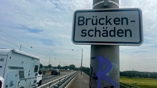 Schild Brückenschäden auf Südbrücke Düsseldorf