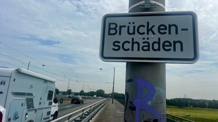 Schild Brückenschäden auf Südbrücke Düsseldorf