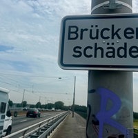 Schild Brückenschäden auf Südbrücke Düsseldorf