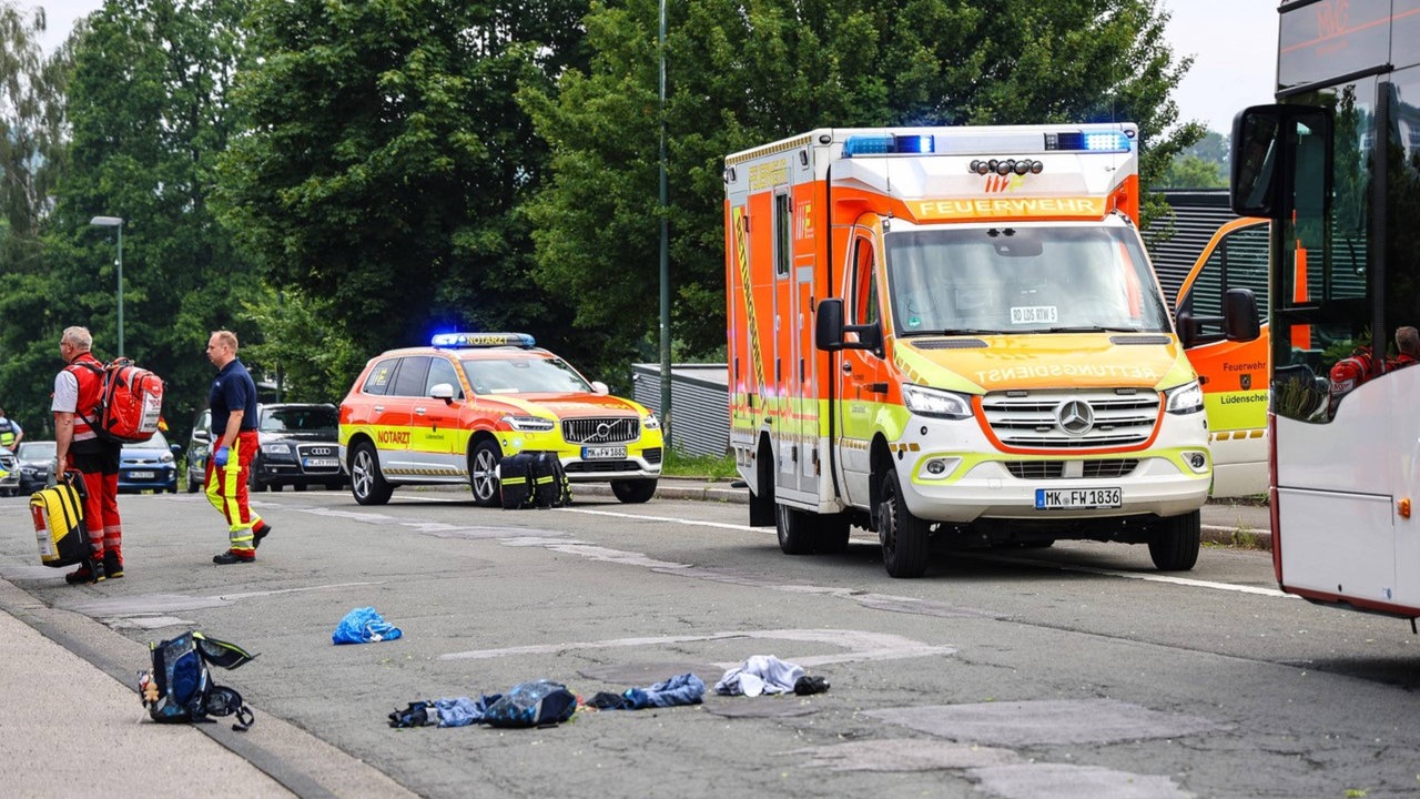 Krankenwagen und Polizei am Ort eines Schulwegunfalls in Lüdenscheid
