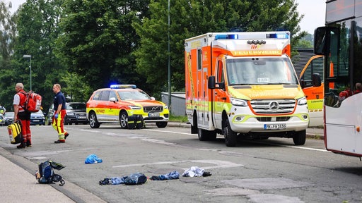 Krankenwagen und Polizei am Ort eines Schulwegunfalls in Lüdenscheid
