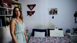 Maria Valles in ihrem Kinderzimmer