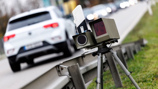 Ein mobiles Blitzgerät der Polizei am Straßenrand