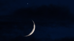 Über dem sichelförmigen Mond ist die Venus zu sehen