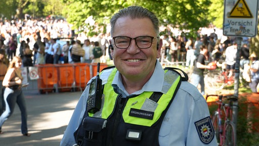 Matthias Baum vom Ordnungsamt Münster vor den Aasee-Wiesen
